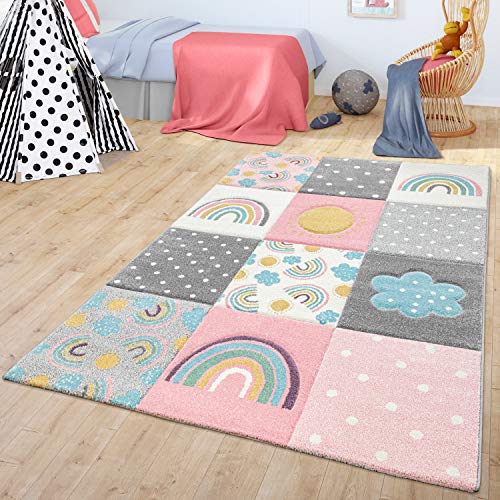 Grand tapis rose et coloré avec motifs arc-en-ciel pour chambre de fille