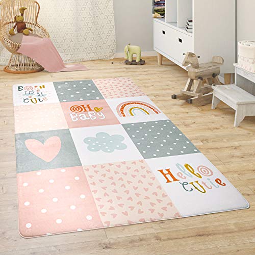 Grand tapis rose et coloré avec motifs arc-en-ciel et coeur pour chambre de fille