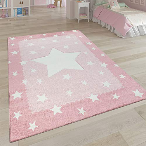 Grand tapis rose avec étoiles blanches de différentes tailles pour chambre de fille